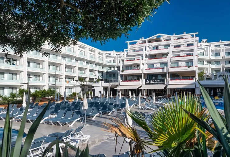 Piscine et façade de l'Aqua Hotel Aquamarina & Spa à Santa Susanna