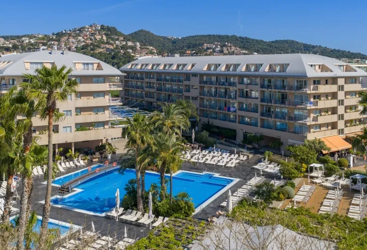 Vue aérienne de la piscine et des bâtiments de l'Aqua Hotel Onabrava & Spa à Santa Susanna