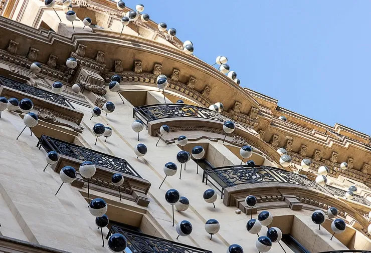 Façade artistique de l'Ohla Barcelona dans le quartier gothique de Barcelone