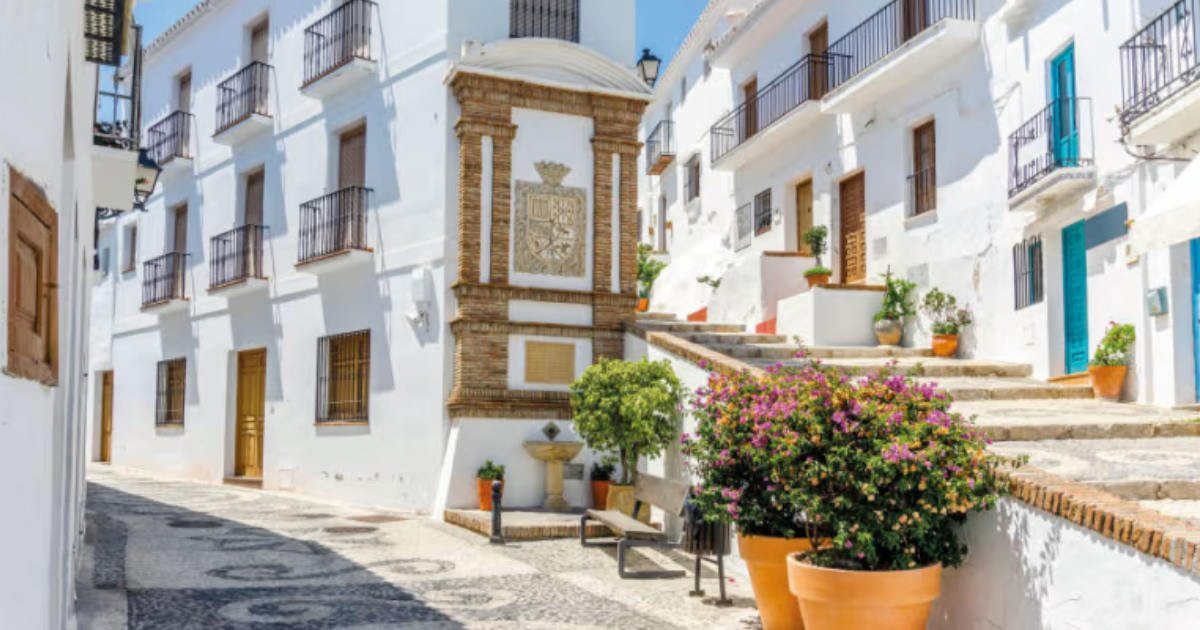 Vue d'un rue d'un village en Andalousie
