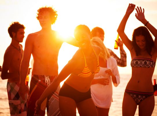 Jeunes gens qui dansent sur une plage d'Ibiza