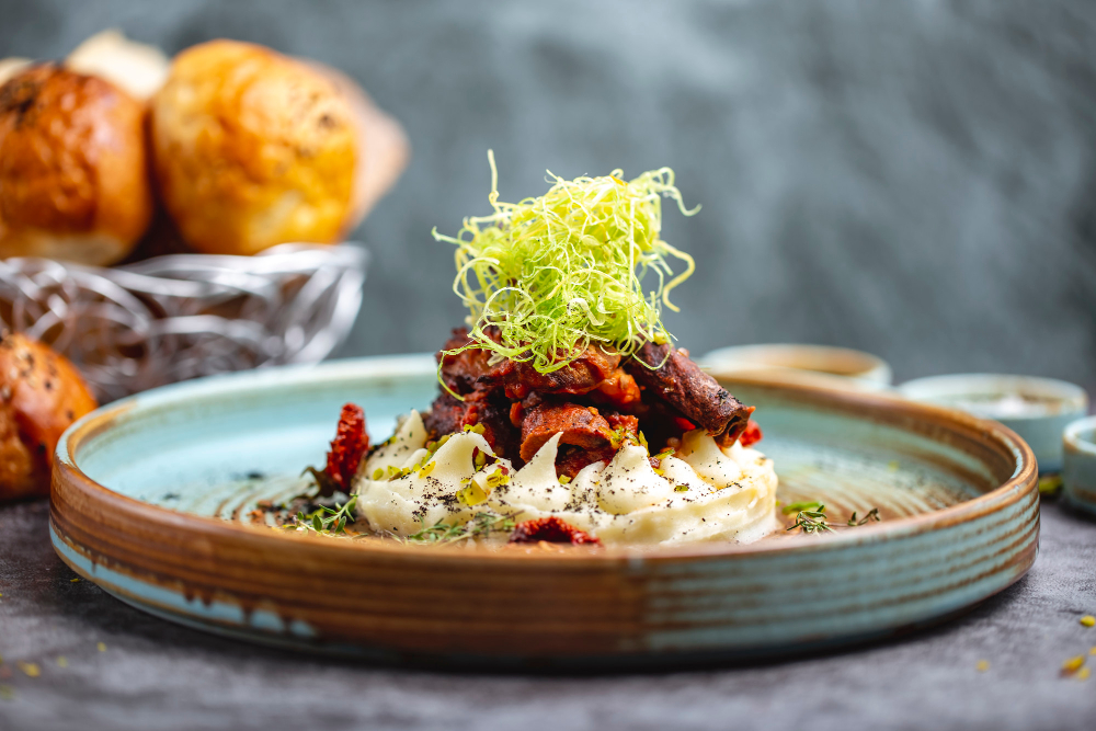 lat gastronomique à l'effiloché de viande et écrasé de pommes de terre, servi lors d'un dîner croisière sur la Seine à Paris