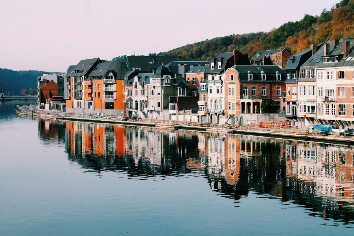 Vue de jolies maison le long de la rivière à Dinant en Belgique