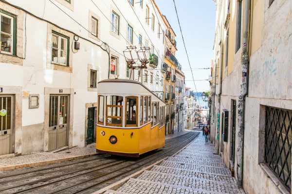 Vue du tramway dans une rue de Lisbonne