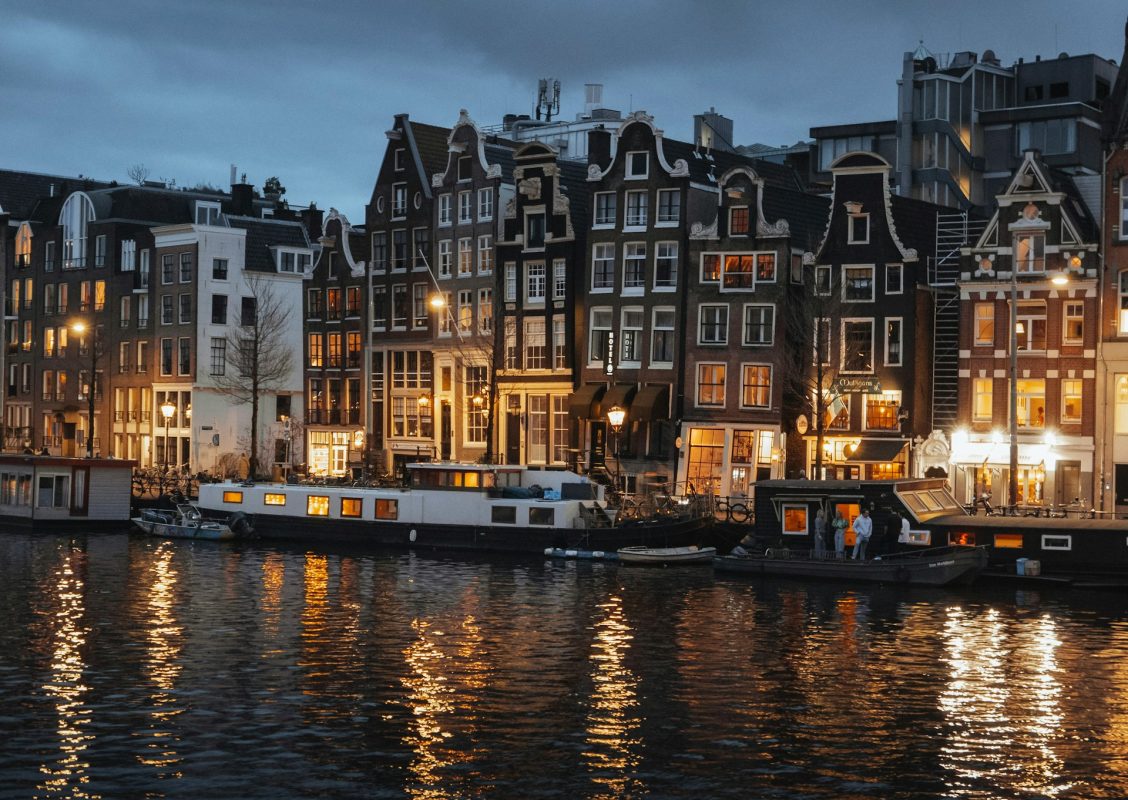 Vue d'Amsterdam la nuit durant une croisière en Europe