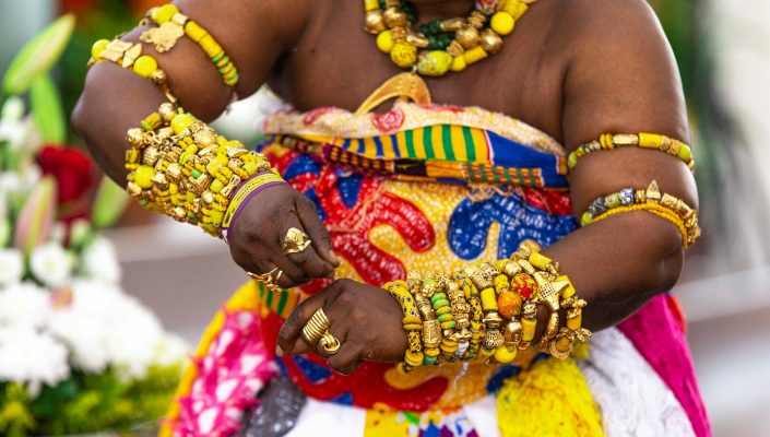 Bijoux en or et tissu kente lors du festival Akwasidae au Ghana, circuit Bénin-Togo-Ghana Vacances Bleues