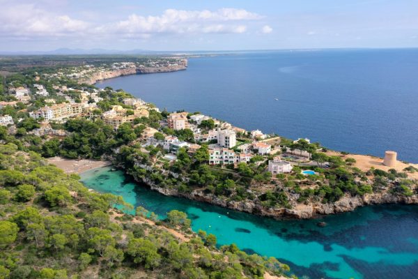 Vue aérienne de la plage cala Almunia à Majorque