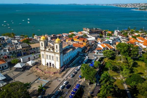 Vue aérienne d'une église coloniale aux dômes dorés face à la baie de Tous les Saints à Salvador de Bahia