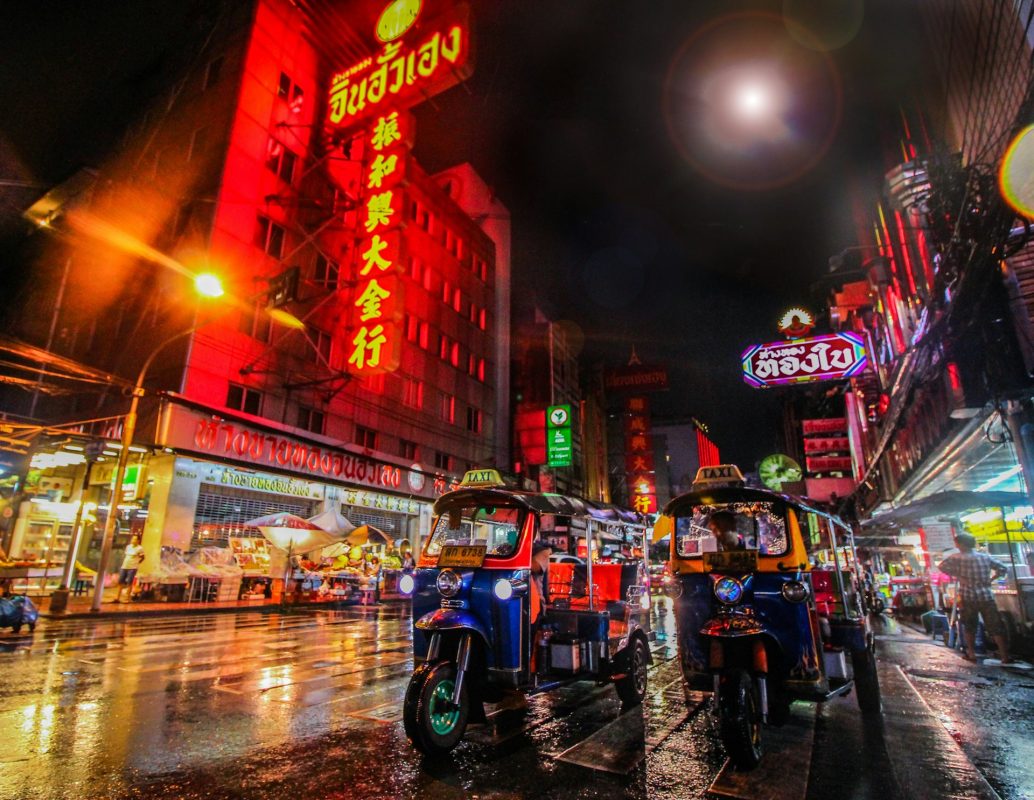 Photo des rues la nuit à Bangkok en Thaïlande
