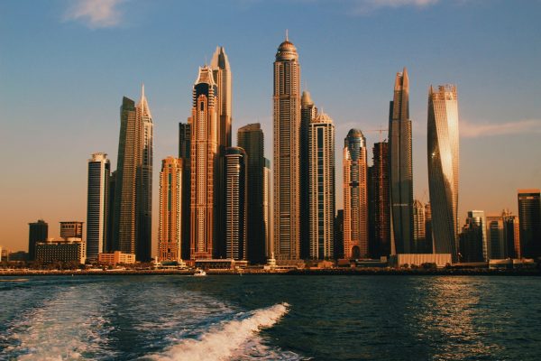 Vue des grattes ciels de Dubaï aux Emirats arabes