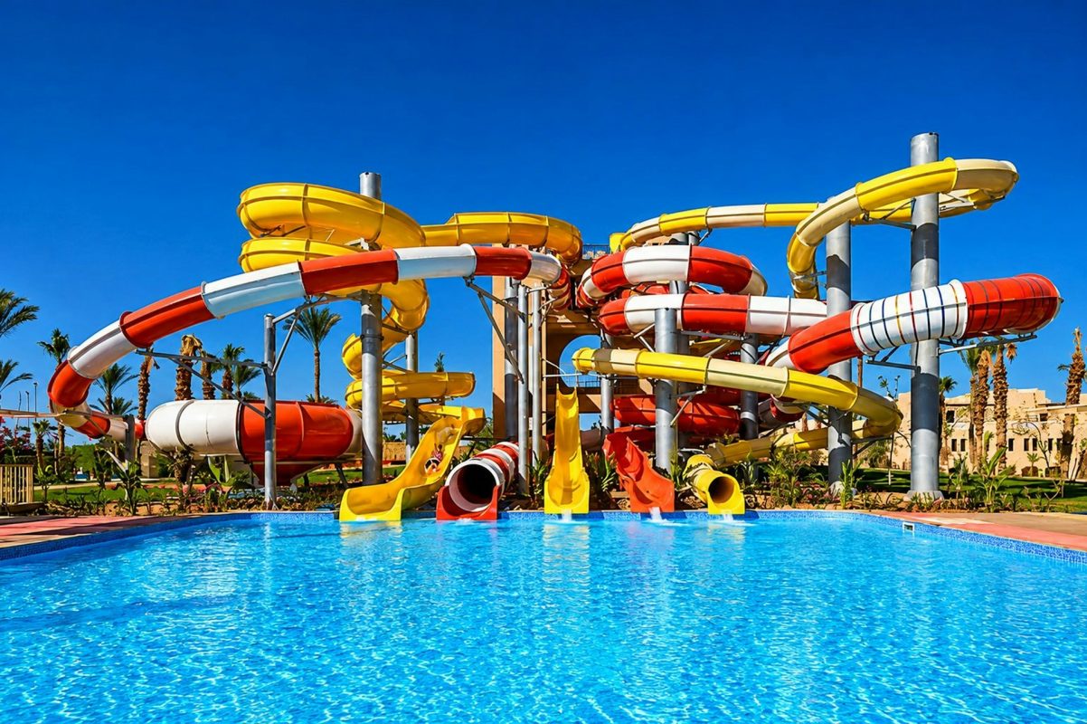 Superbe piscine avec toboggan dans un club de vacances