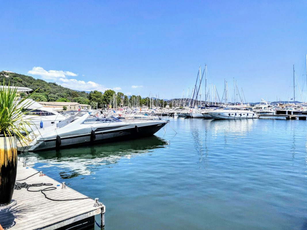 Bateaux amarrés en corse libres à la location