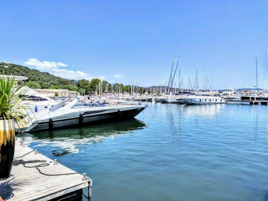 Bateaux amarrés en corse libres à la location
