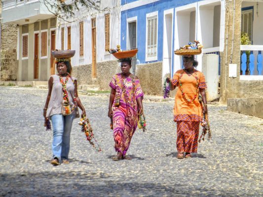 Femmes marchant dans le rue à Boa Vista au cap vert