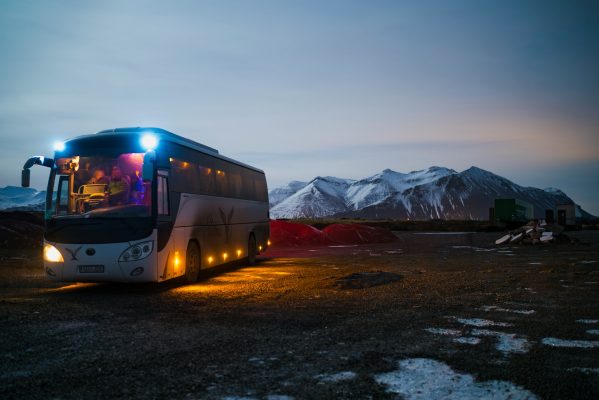 Car de tour opérator roulant la nuit