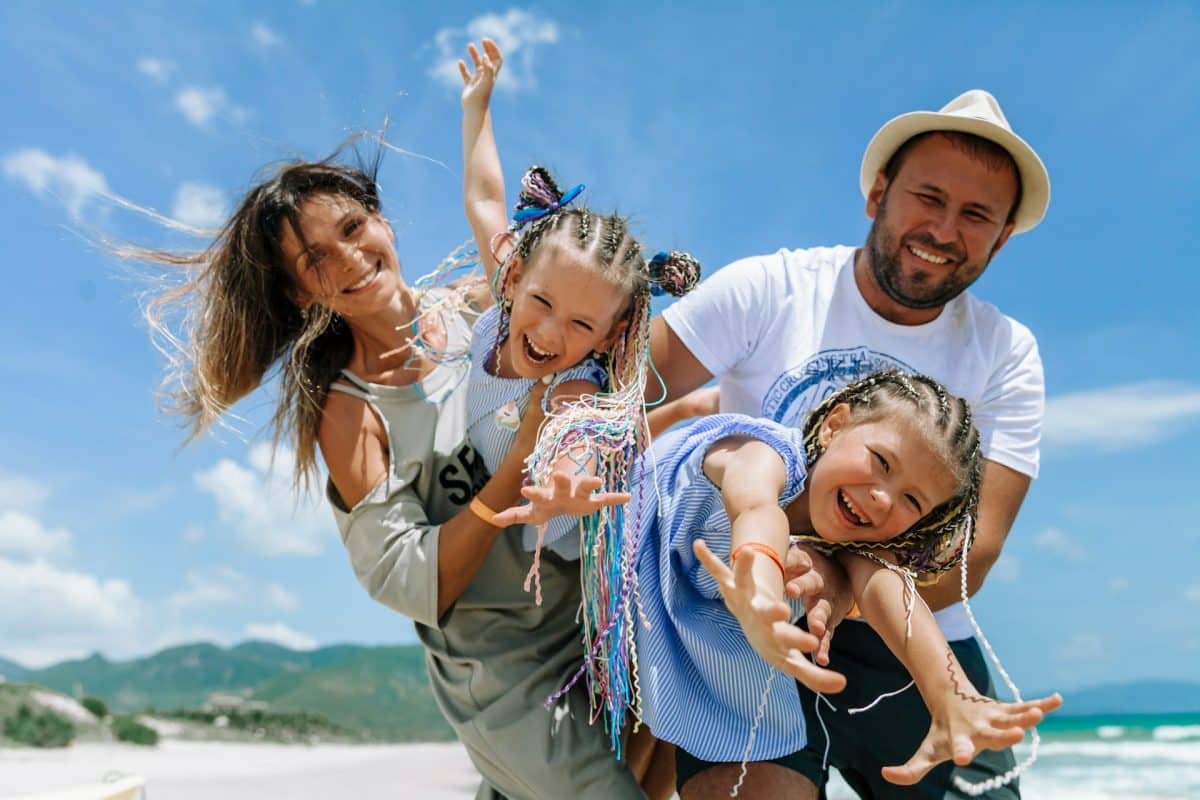 Famille heureuse en vacances dans un séjour tout inclus
