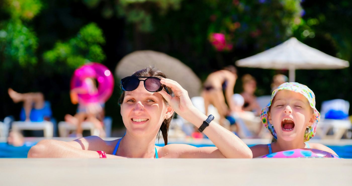 Famille heureuse en vacances dans une piscine