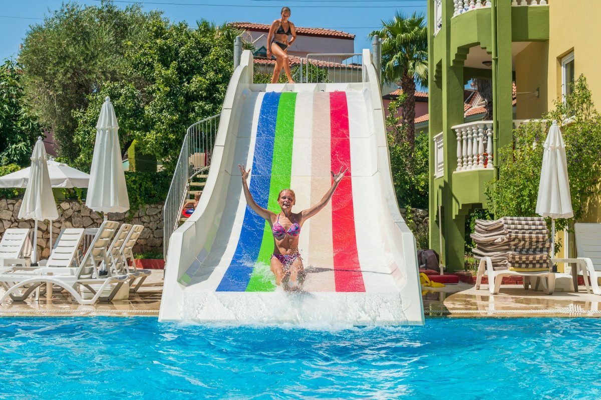 Famille heureuse en vacances dans une piscine lors d'un séjours dans un hôtel club