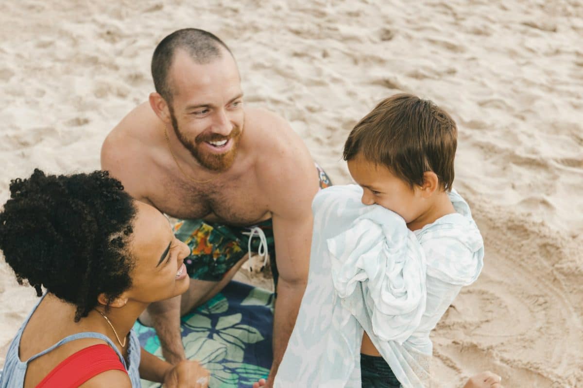 Famille heureuse eh vacances sur la plage lors d'un séjour sur la côte d'Azur