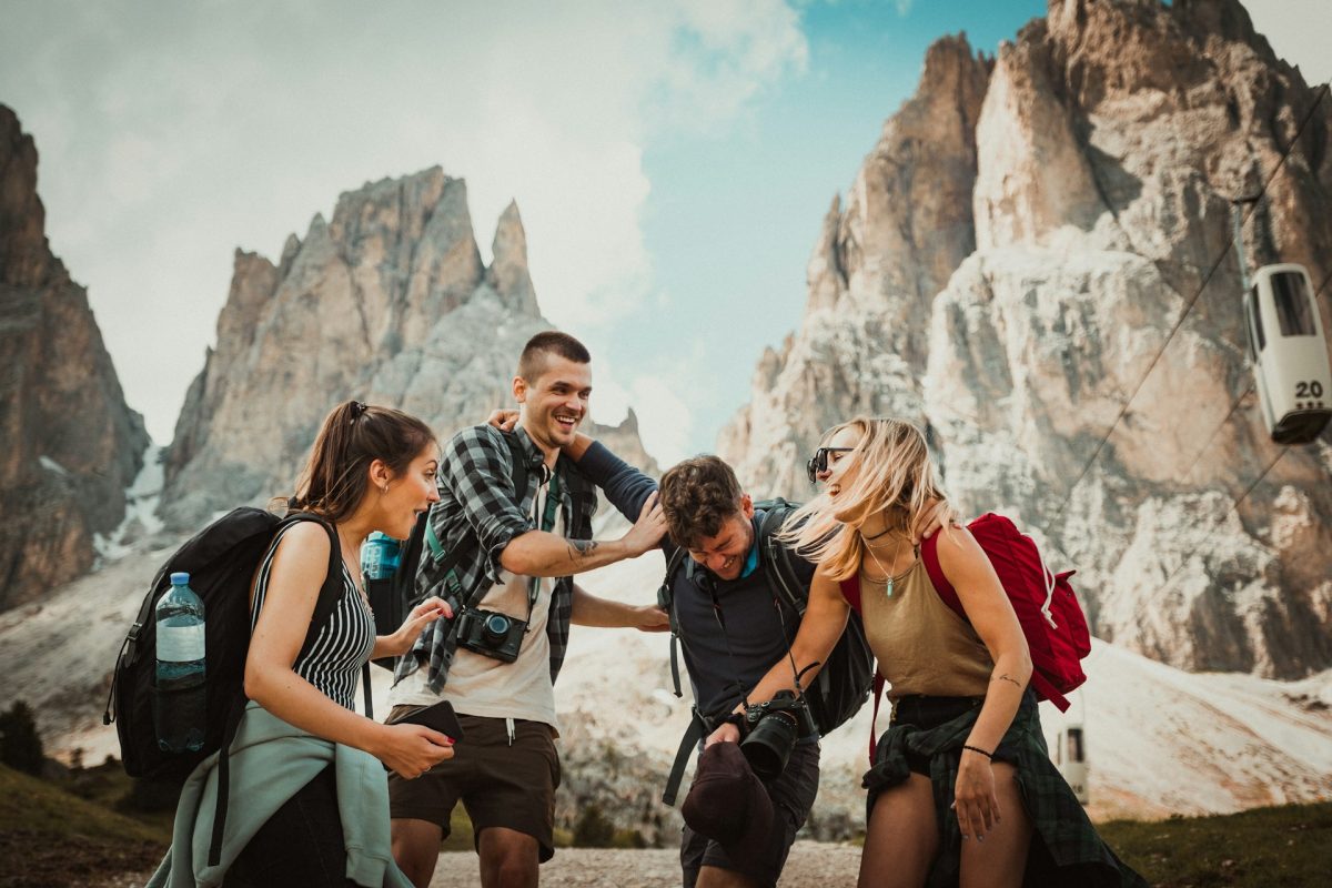 Groupe de jeunes randonneurs dans un club vacances au label rando
