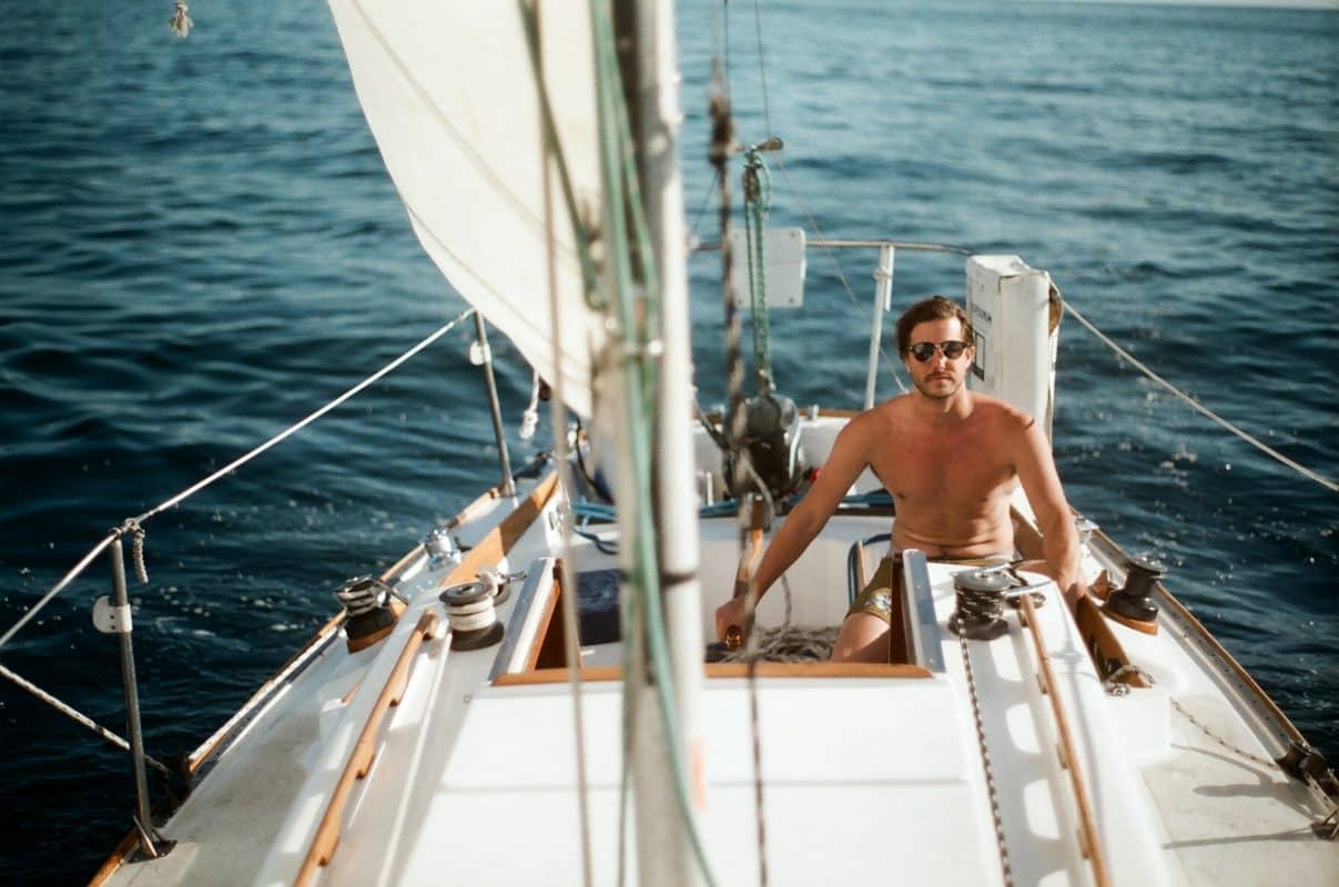 Skipper à la barre d'un bateau de location