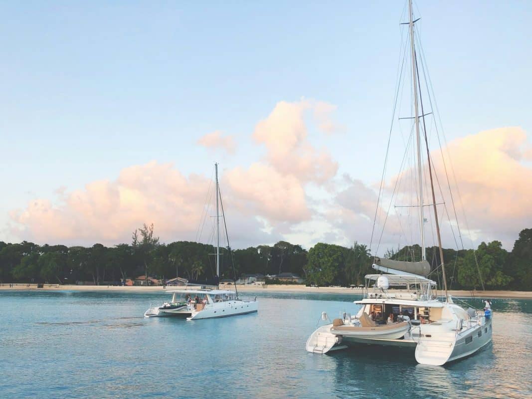 Catamarans amarrés sur l'eau libres à la location