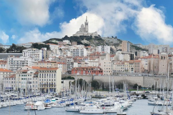 Vue du porte de Marseille où des bateaux sont libres à la location