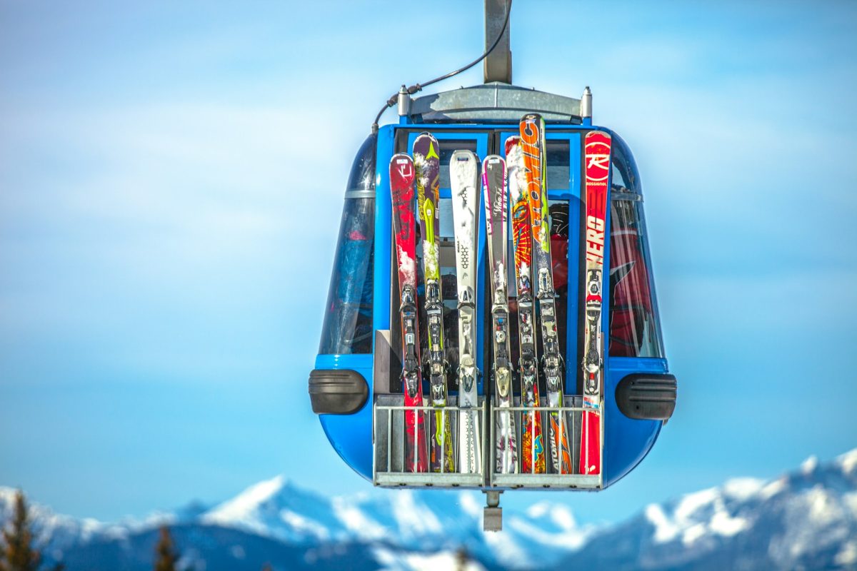 Télécabine chargée de ski lors d'un séjours au ski pas cher