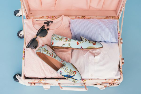 Valise remplie ouverte prêtes pour aller sur n’importe qu'elle destination