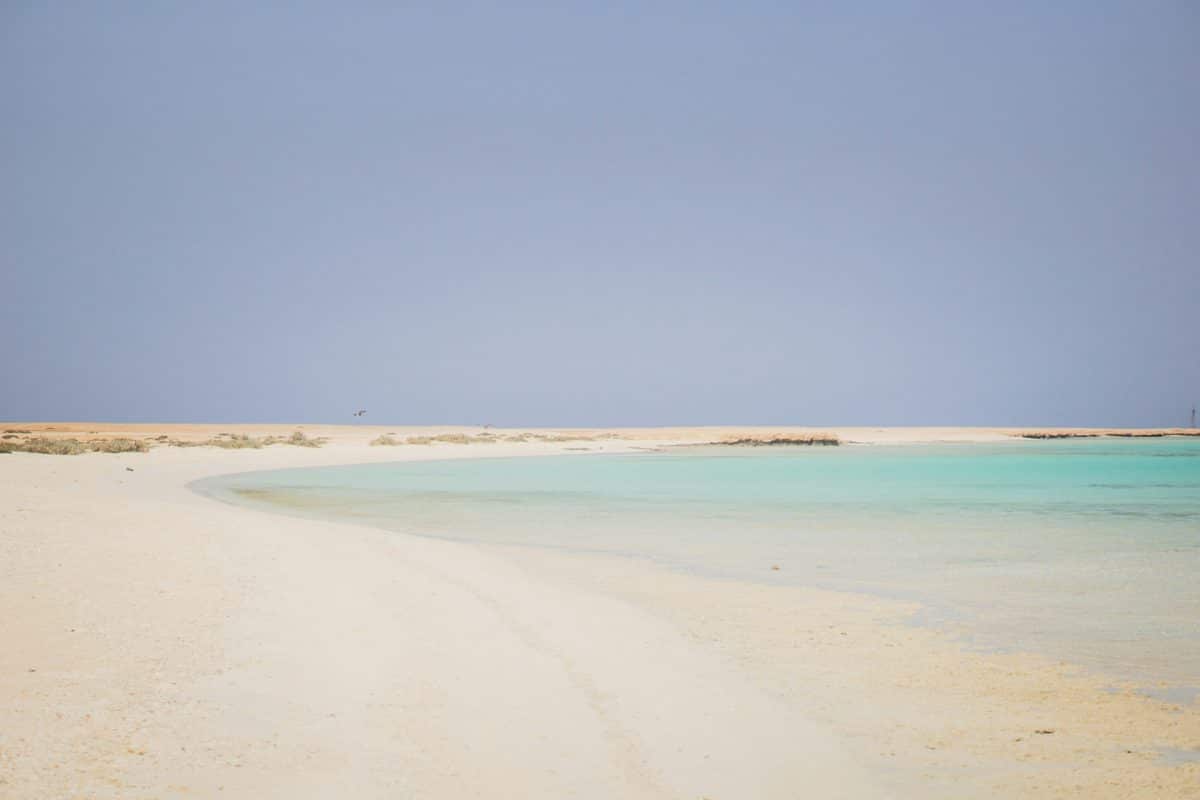 Plage aux eaux turquoise et fonds coralliens à Marsa Alam, sur la mer Rouge en Égypte