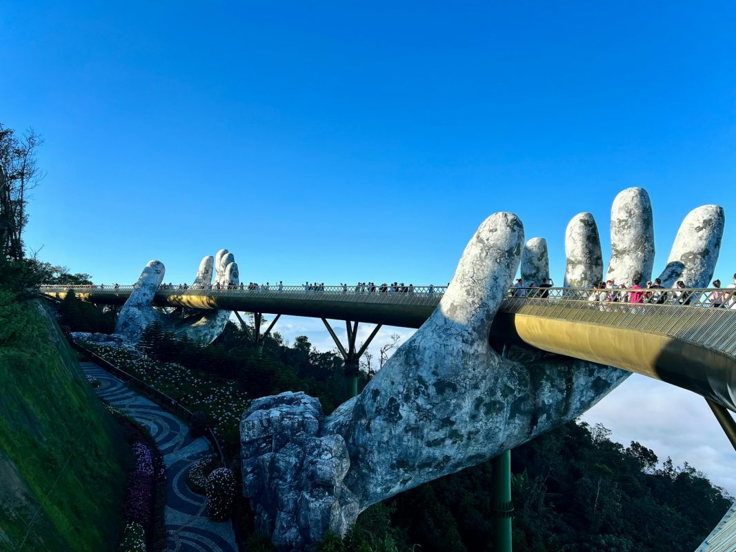 Le Golden Bridge de Ba Na Hills, près de Da Nang, soutenu par deux mains géantes en pierre au-dessus de la forêt et des nuages