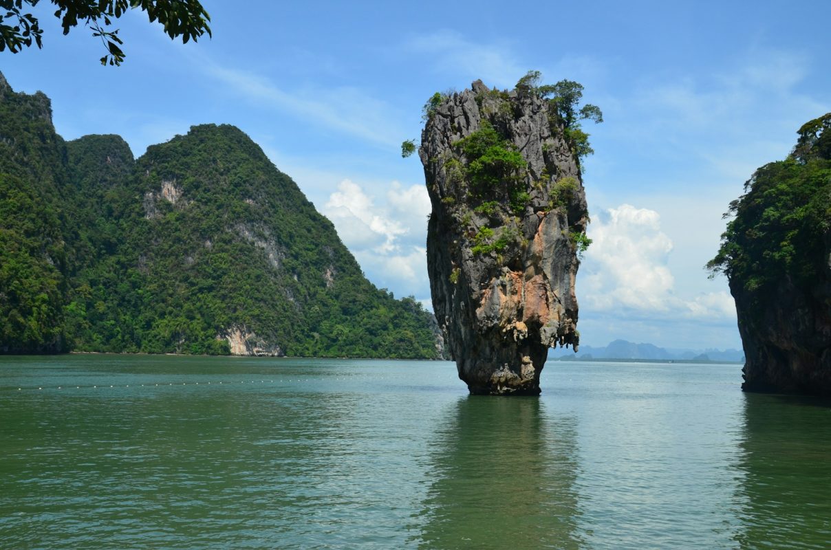 Piton calcaire de l'île de James Bond (Khao Phing Kan) dans les eaux vertes de la baie de Phang Nga, entouré de falaises couvertes de jungle