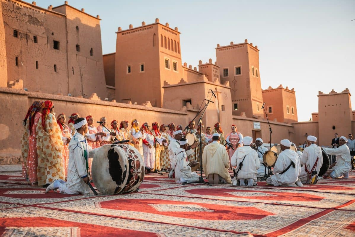 Musiciens et chanteuses devant la kasbah de Taourirt à OuarzazateMusiciens et chanteuses devant la kasbah de Taourirt à OuarzazateMusiciens et chanteuses devant la kasbah de Taourirt à Ouarzazate