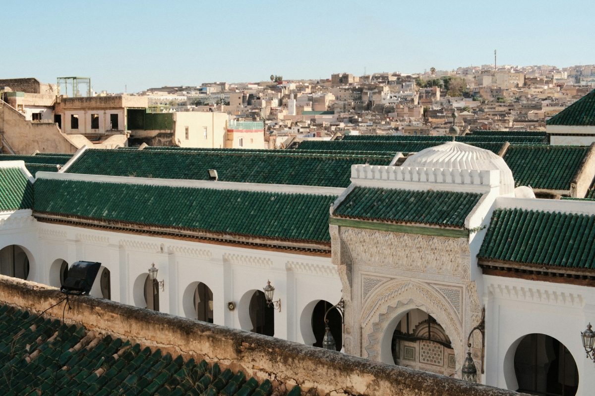 Vue sur les toits de tuiles vertes et les bâtiments de la médina de Fès.
